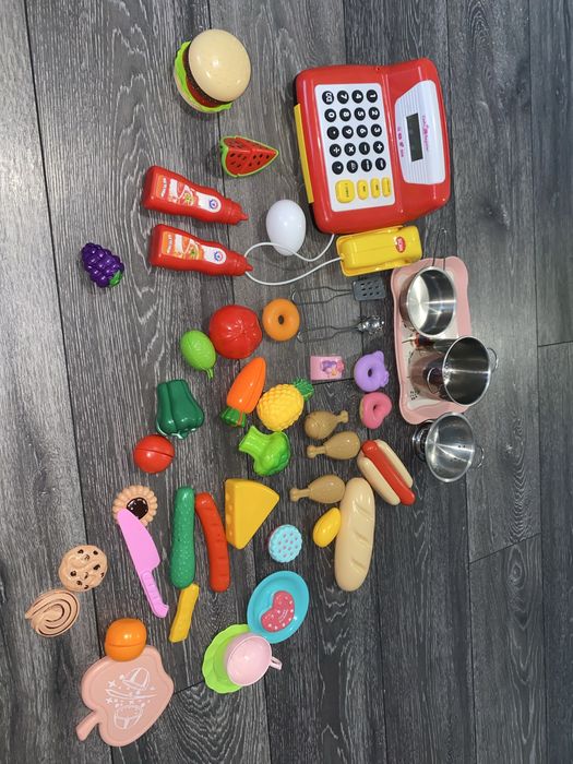 Терміново !!Дитяча кухня деревʼяна  +каса , посуд, овочі іграшкові