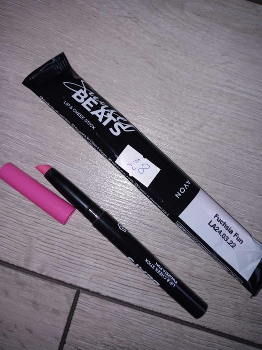 Kredka do ust i policzków avon