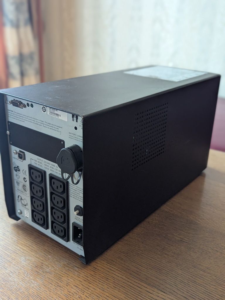 Джерело безперебійного живлення APC Smart-UPS 1000VA  APC Smart-UP