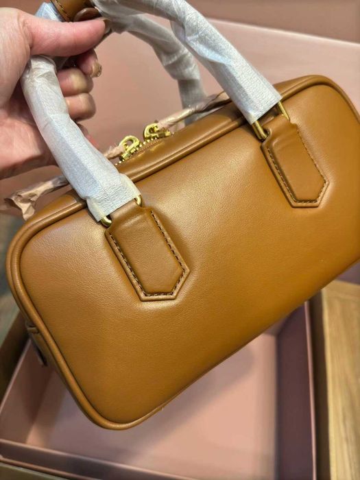 MiuMiu Brązowa Torebka - Antykwa Inspiracja i Moderny Wzór