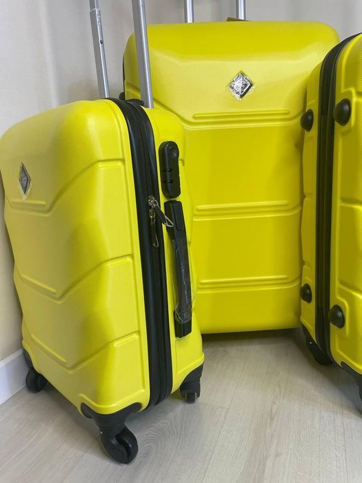 Валіза/чемодан на колесах велика,зроблена з ABS-пластику,міцна