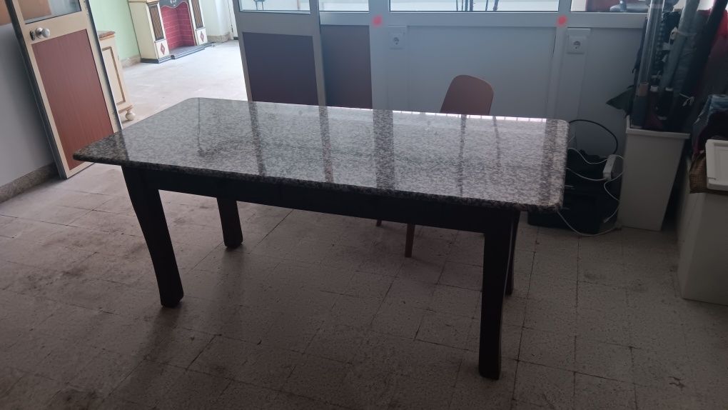 Mesa com tampo em pedra