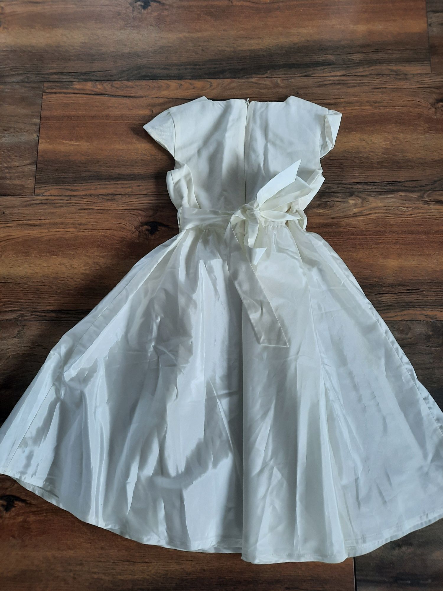 Sukienka biała stan idealny rozmiar 146