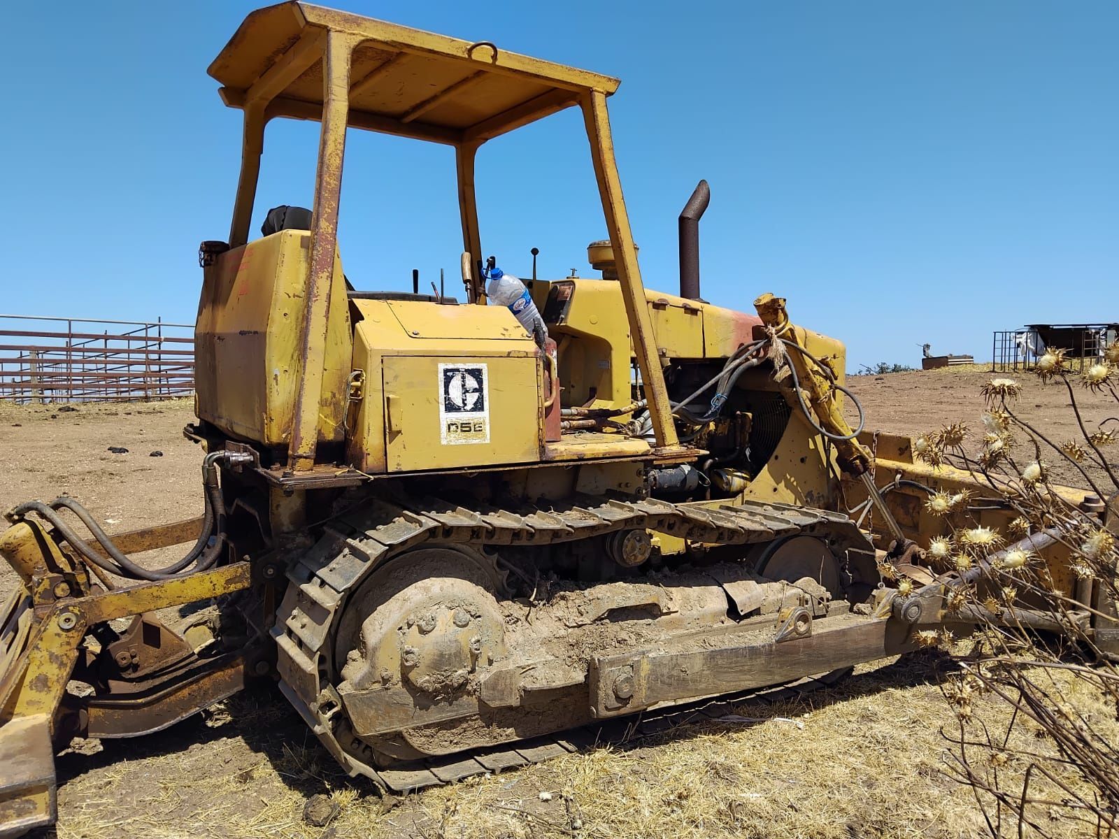 Caterpillar D4E com lâmina