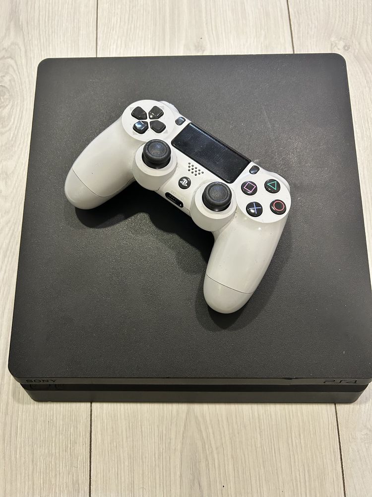 PS4 z grami i 2 padami