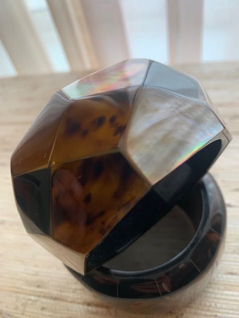 Pulseiras em laca e madrepérola