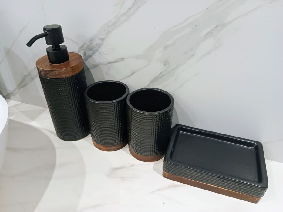 Zestaw łazienkowy dozownik kubki mydelniczka ceramika czarny bdb