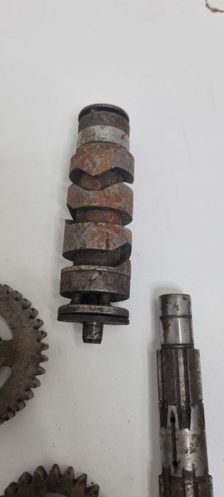 Wałek zdawczy/Wybierak biegów/Przesuwka MZ ETZ 250 DDR