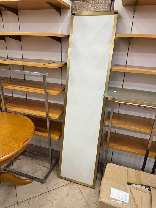 Espelho com estrutura em aço inox ouro