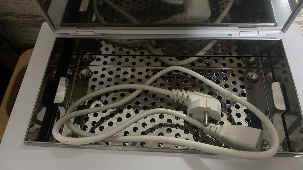 Стериалізуючий -сухожар для інструментів.