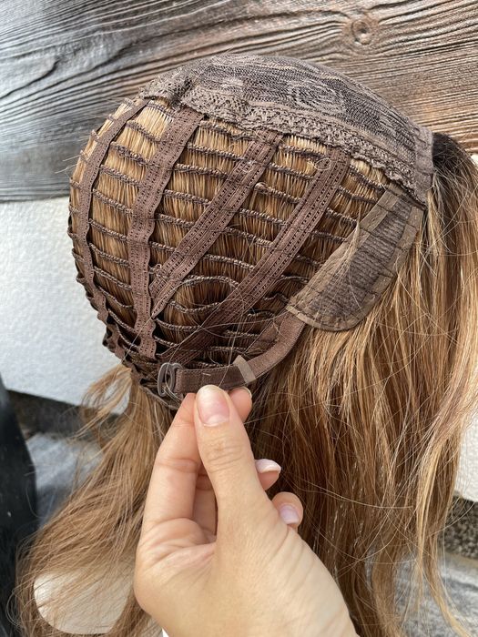 Piękna brązowa jasna peruka brąz refleksy pasemka włosy jak naturalne