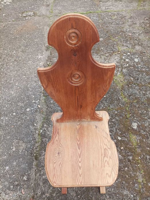 Sprzedam stare krzesło w stylu góralskim.