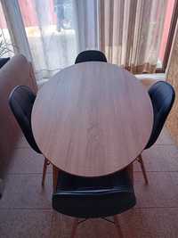 Mesa oval com 4 cadeiras