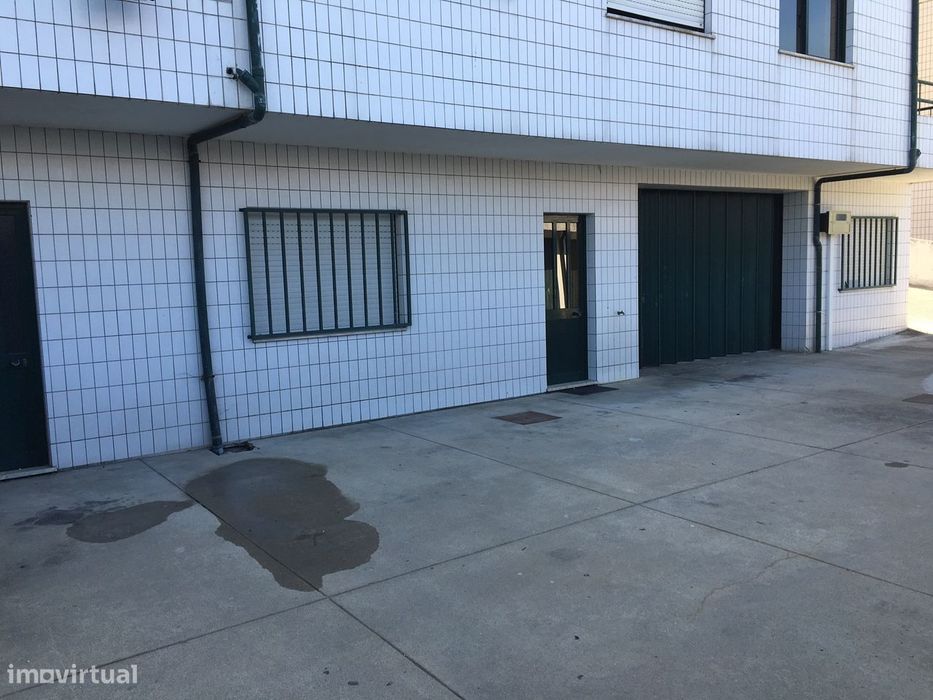 Garagem/Armazém c/ 194m2 e WC - Oliveira do Douro