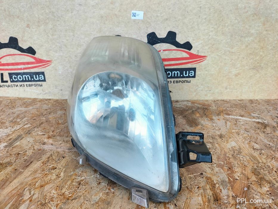 Toyota Yaris II 2006-2009 Фара передняя правая 81110-0D120