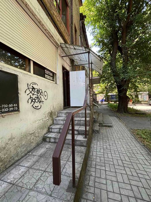 Продаж 2-кімнатної повнометражної квартири під салон краси