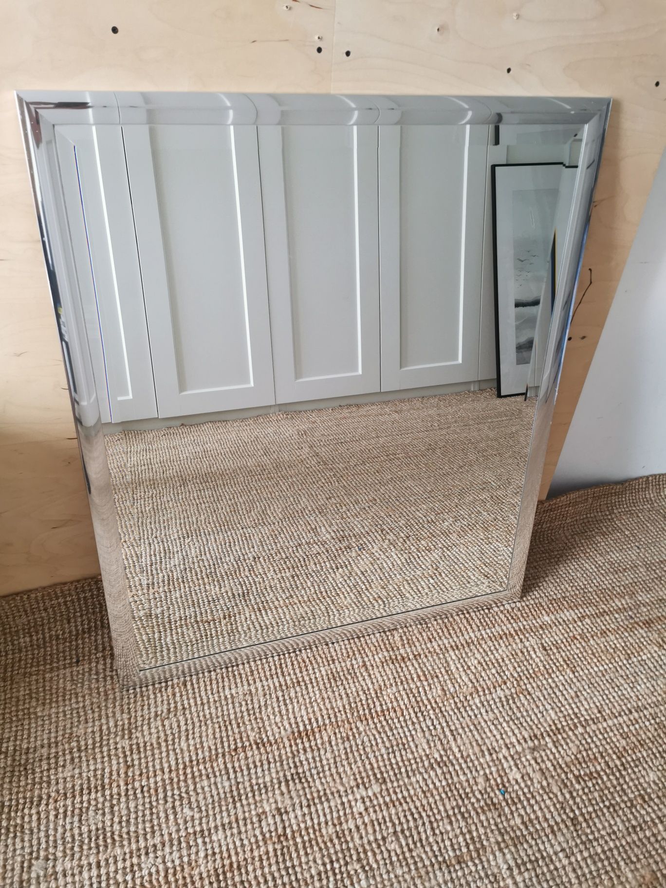 Lustro w aluminiowej srebrnej ramie