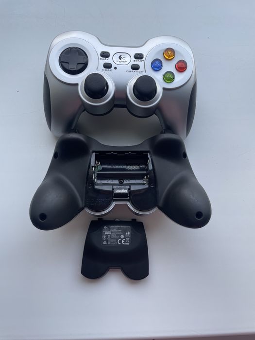 Бездротові геймпади Logitech F710