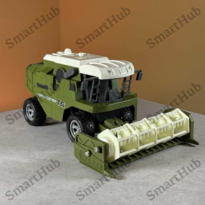 Комбайн на пульті управління Harvester з причепом та сіном. Трактор