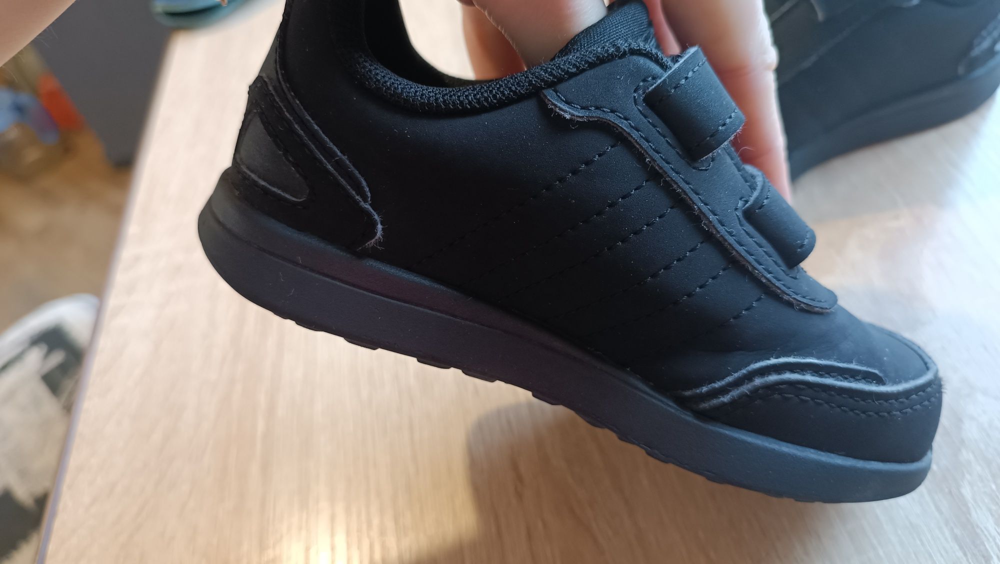 Продам кросівки для дівчинки/хлопчика Adidas оригінал з коробкою