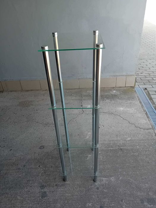 Szklany regał przestrzenny