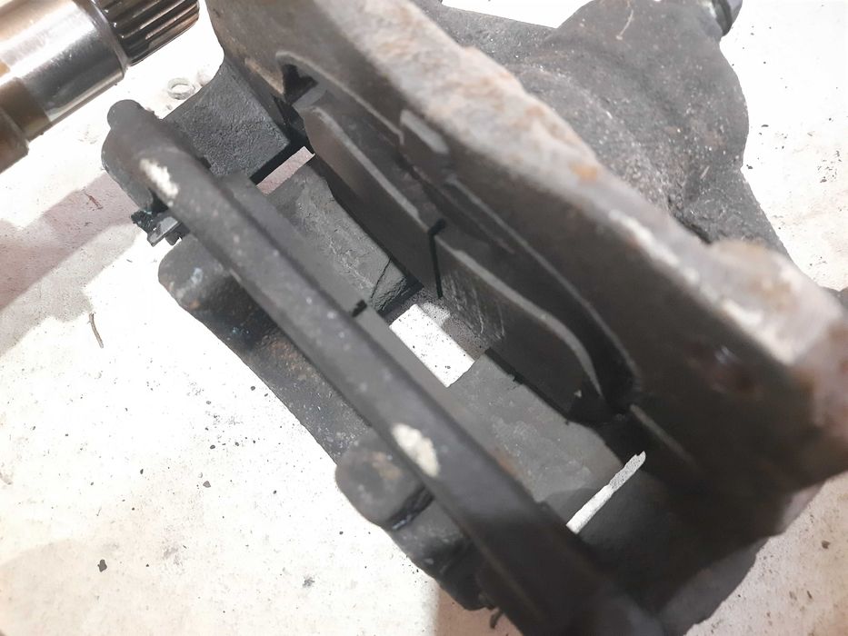 Передні гальмівні супорта скоби направляючі Тойота Авенсіс т27 2.2