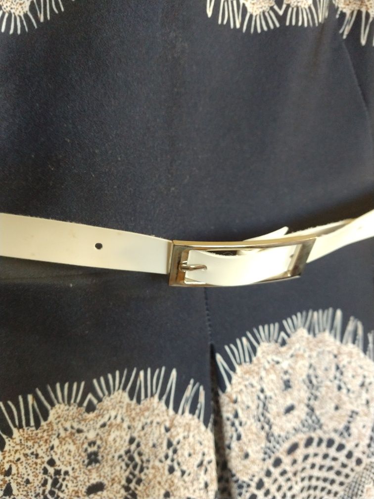 Elegancka sukienka z krótkim rękawem