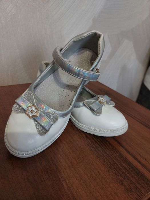 Туфлі для дівчинки білі святкові
