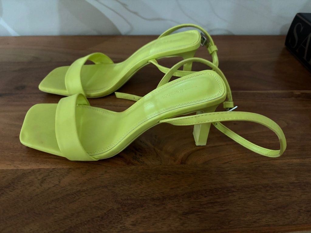 Sandálias de salto com pulseira