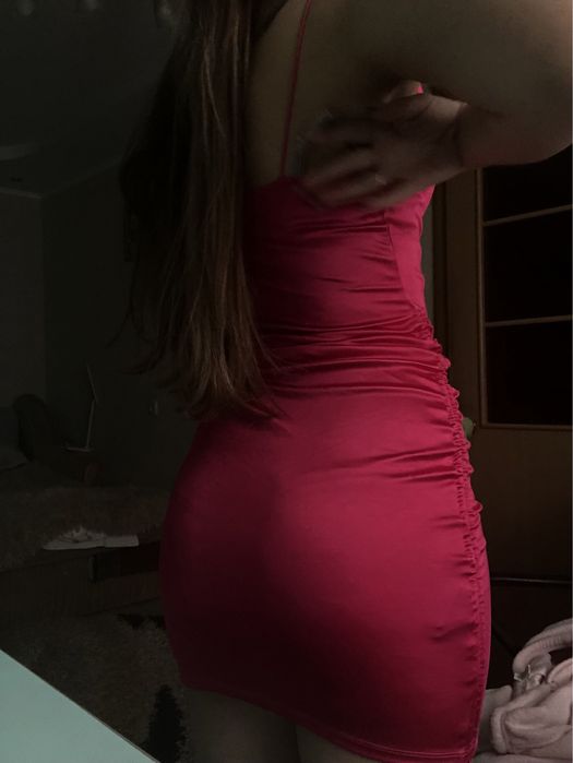 нереальна малинова сукня