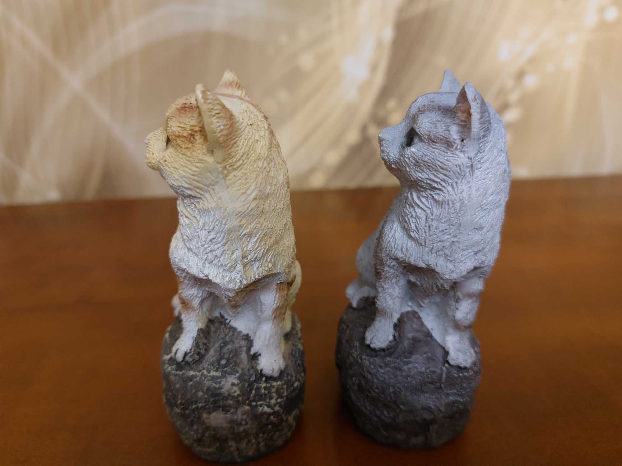 Ceramiczne figurki kotki, koty na postumencie