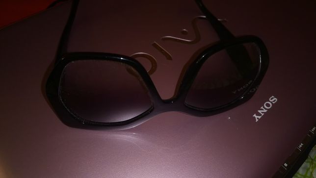 Солнцезащитные чёрные очки
