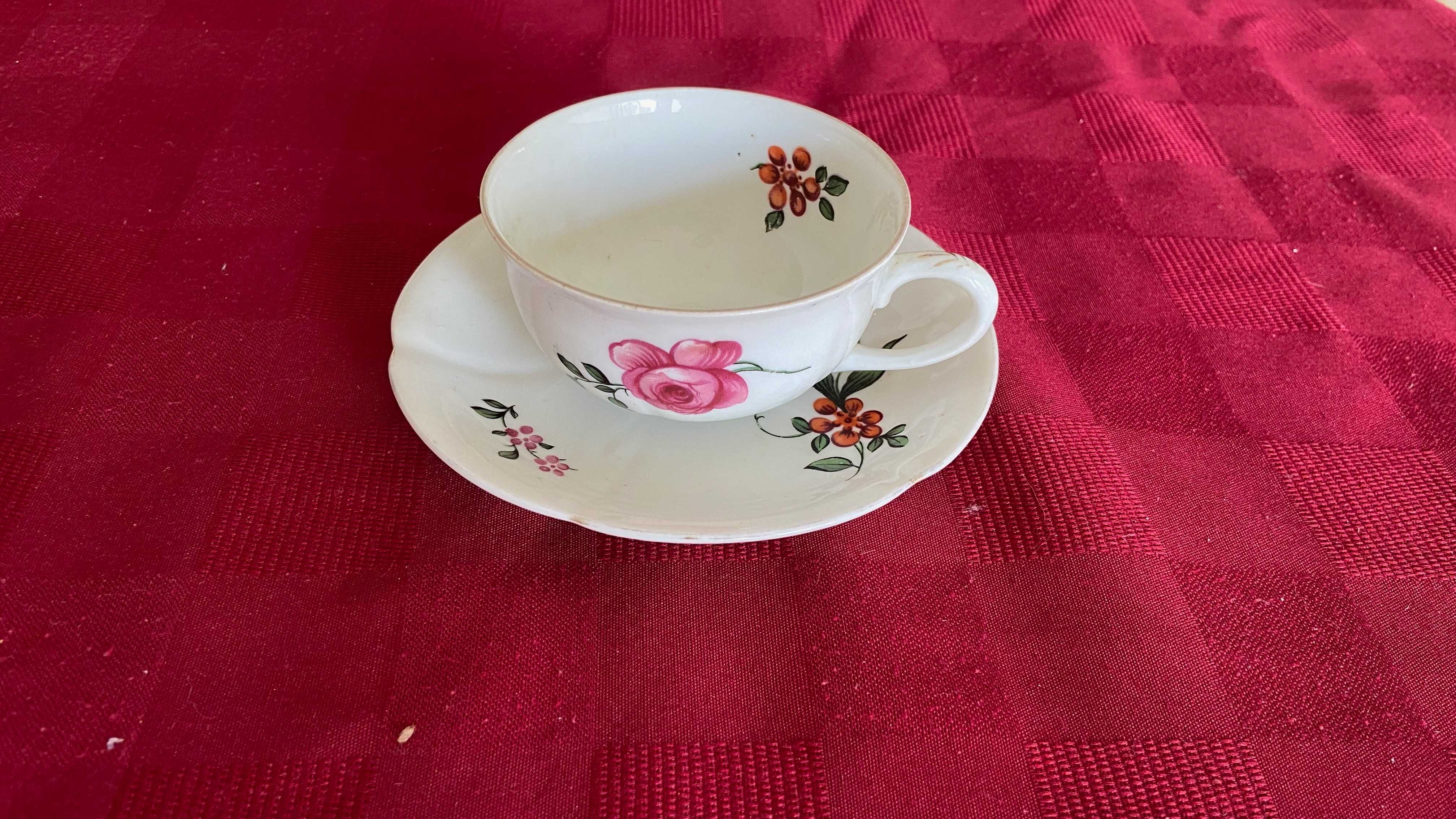 Chávenas e pires com flores vintage