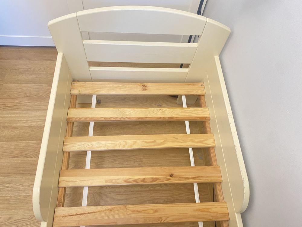 Łóżko dla dziecka kremowe drewniane łóżeczko solidne 70x160