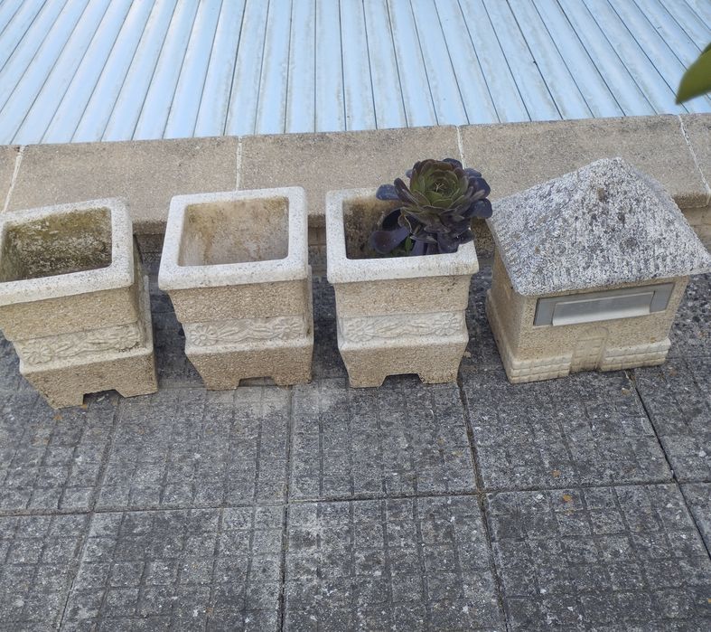 3 vasos quadrados, um vaso de canto e uma caixa de correio em muito bo