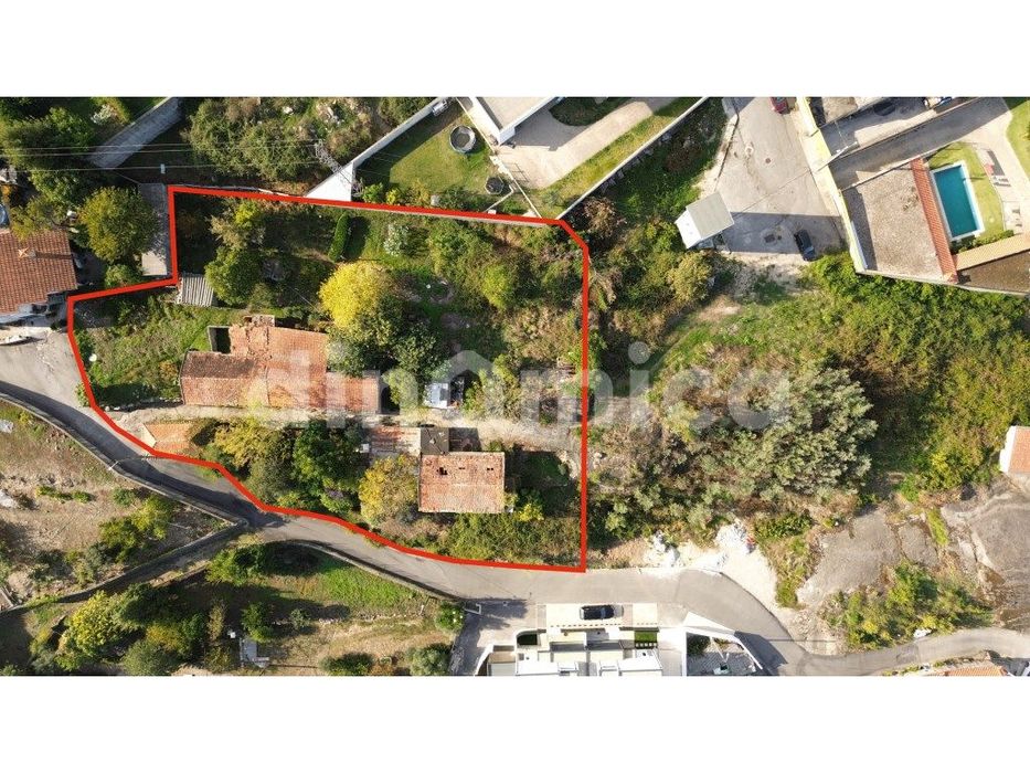 Terreno com 3 artigos (4 casas antigas para restauro)- Oportunidade...