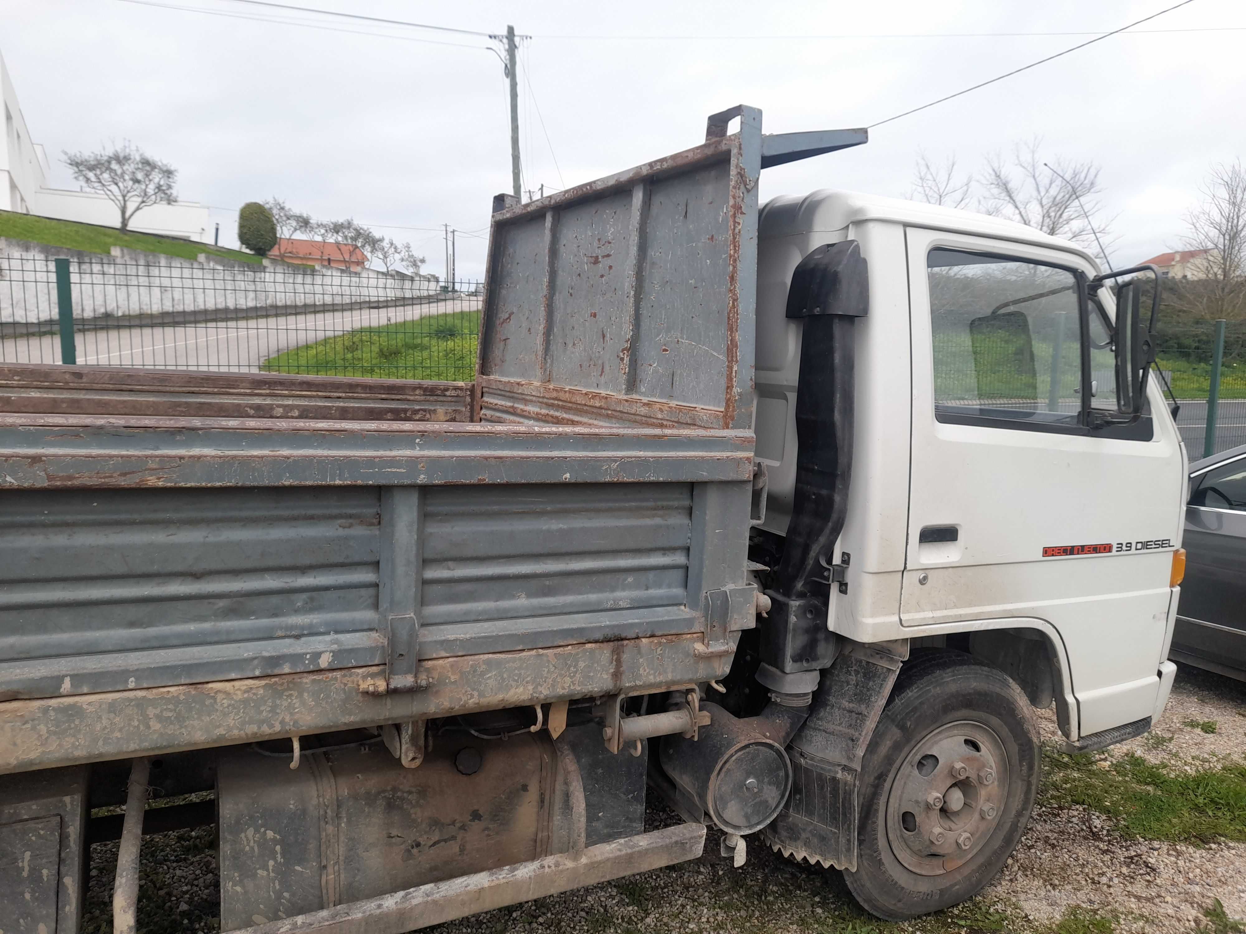 Camion IZUZU NPR com   báscula  tribasculante, bons pneus