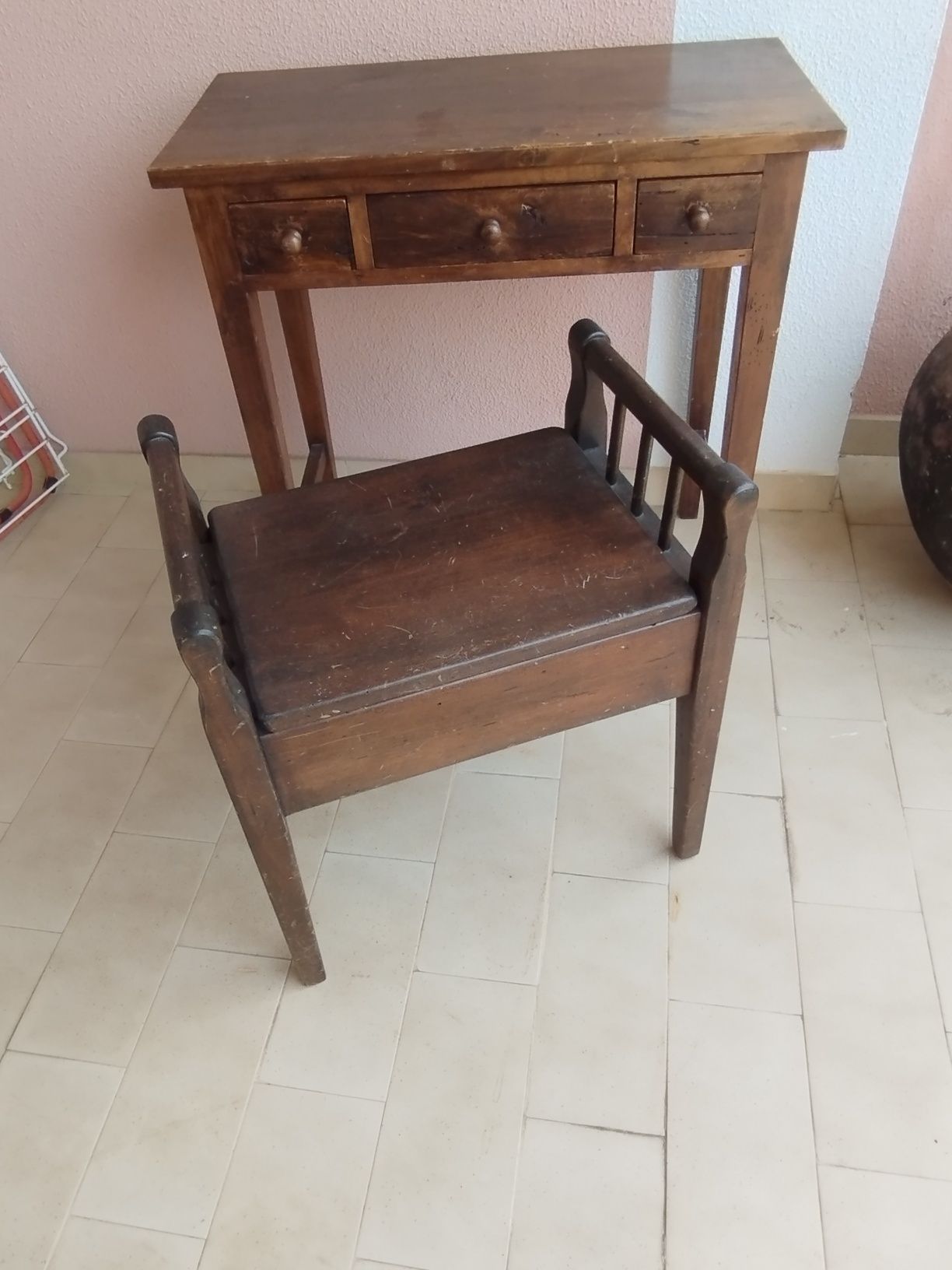 Móveis muito antigos