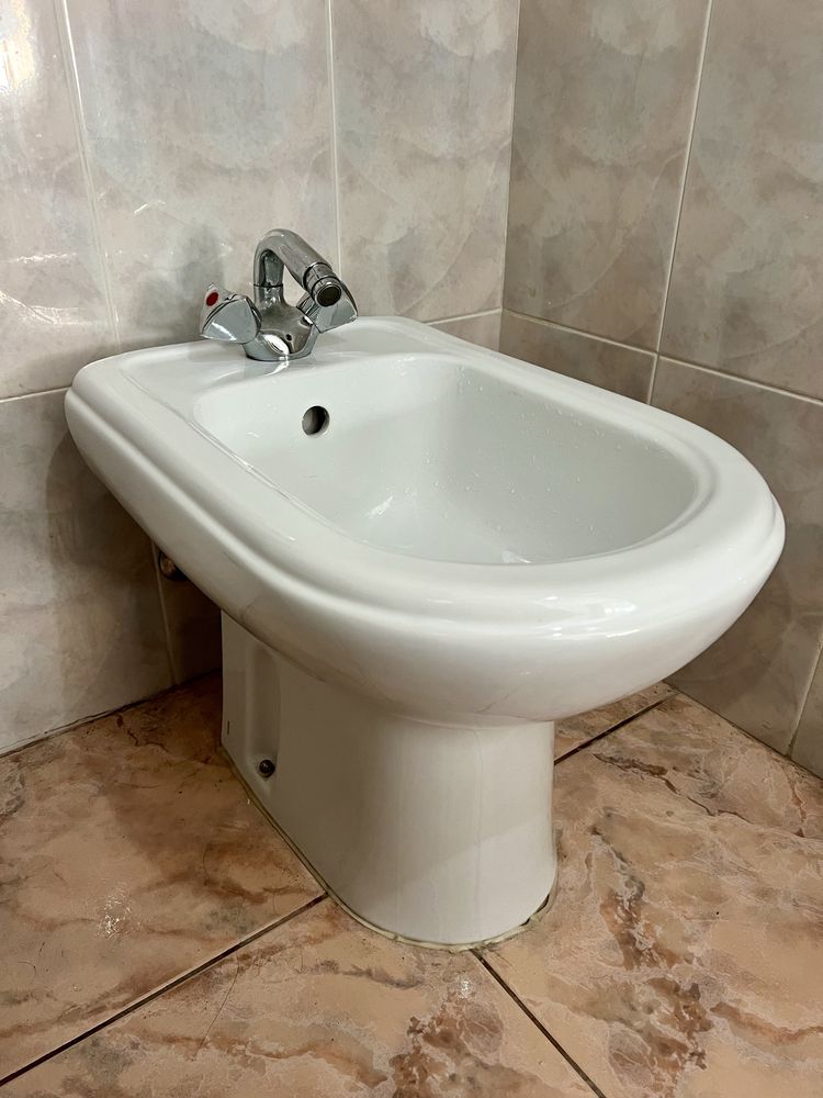 Bidé com torneira