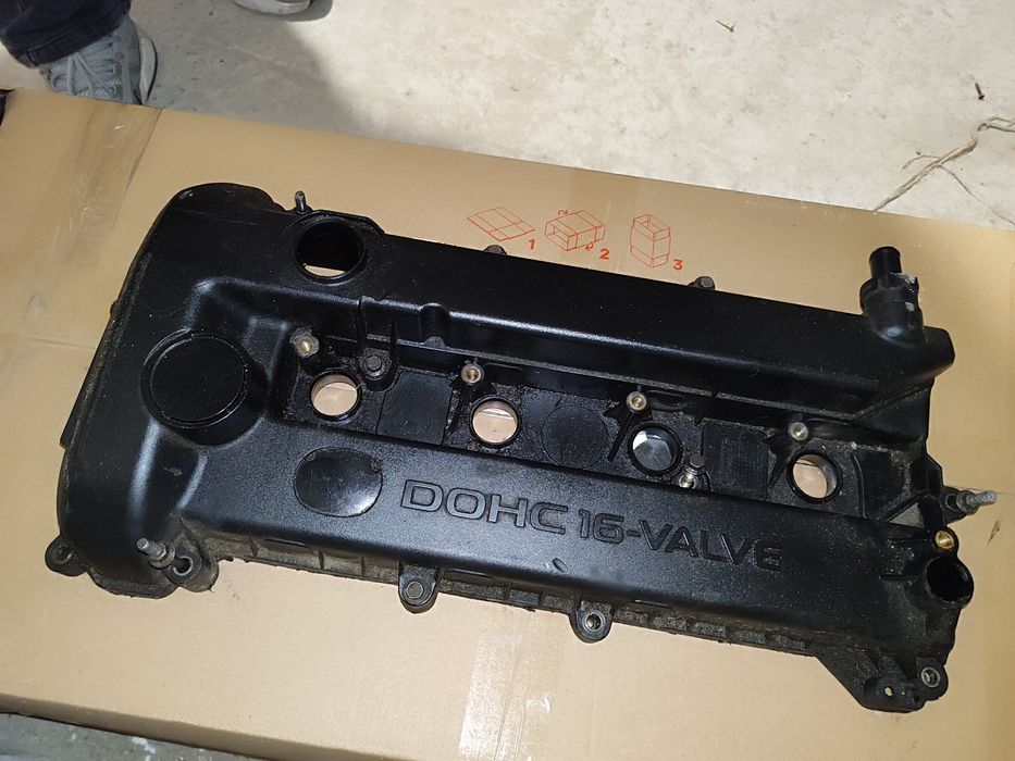 Клапанна кришка мотор 1.8. Мазда 5. Форд