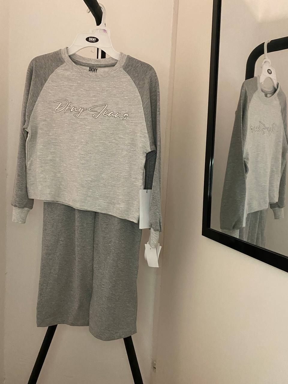 Комплект домашнього одягу світло-сірого кольору від DKNY виготовлена і