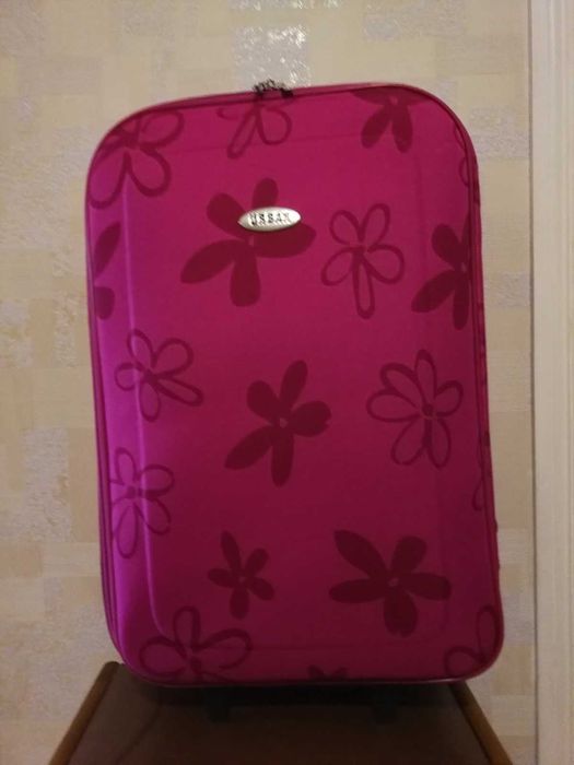 Чемодан новый средний розовый с Швейцарии 56 см
