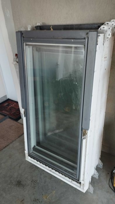 2 okna plastikowe Velux GGU 78x140 z kołnierzami