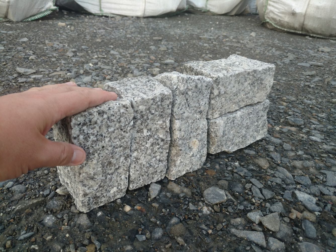 Granit 8x8x16cm łupany palisada kostka granitowa brukowa piasek ziemia