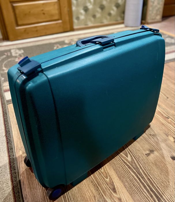 Велика валіза з паролем