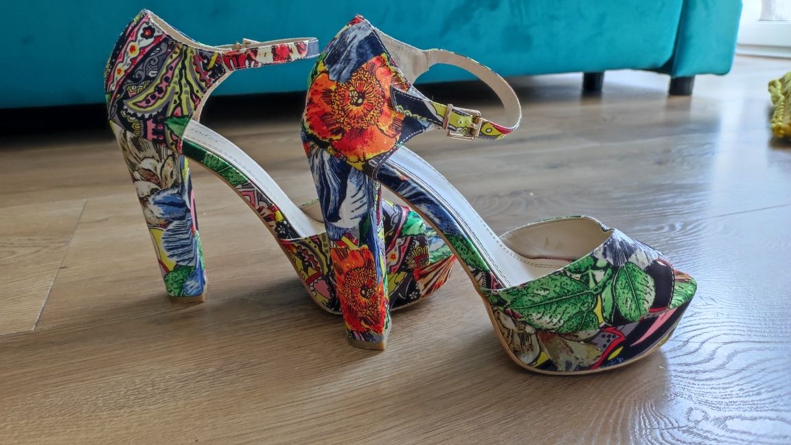 Kolorowe buty na obcasie 38