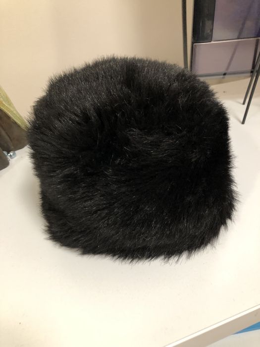 Czarny damski toczek