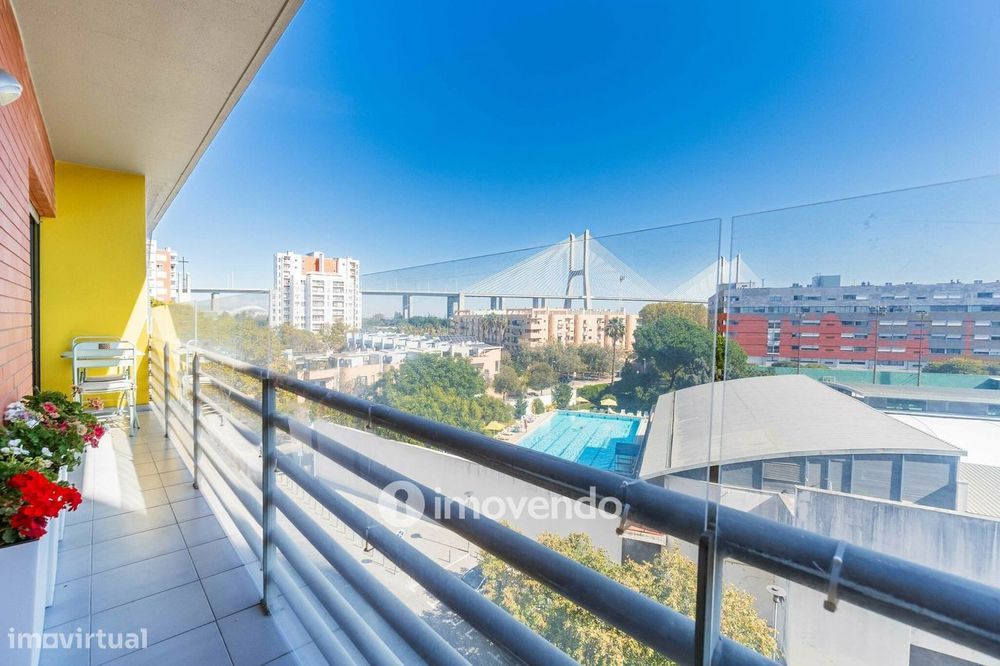 Apartamento T3 com estacionamento no Parque das Nações
