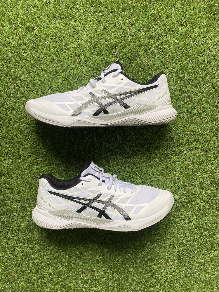 Волейбольні кросівки asics