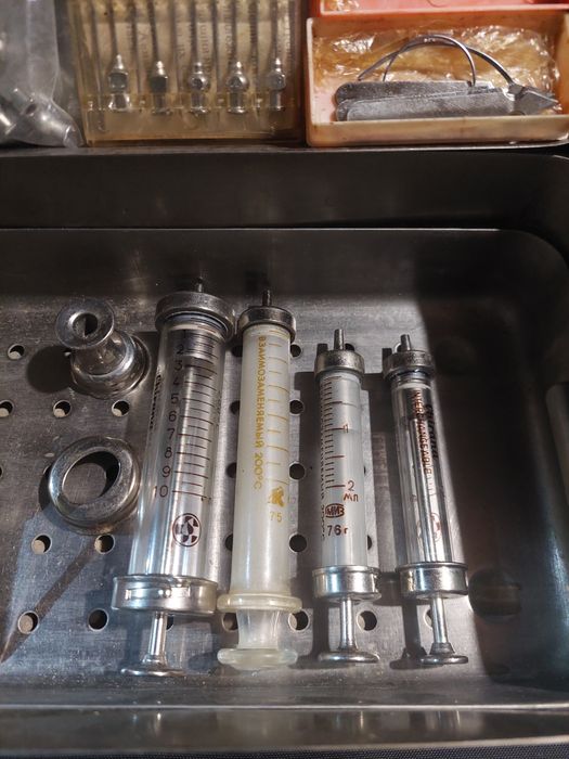 Ветеренарскі шприци та голки додаткові елементи.